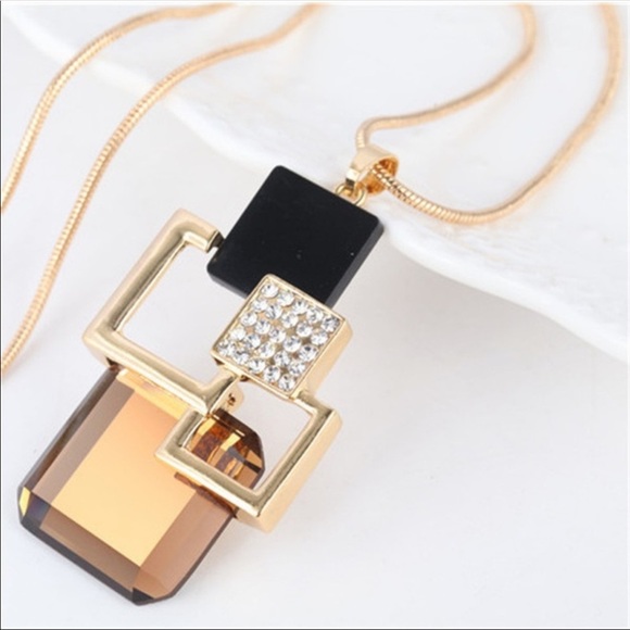 Jewelry - ‼️LAST ONE‼️Hollow Crystal Rhinestone Necklace